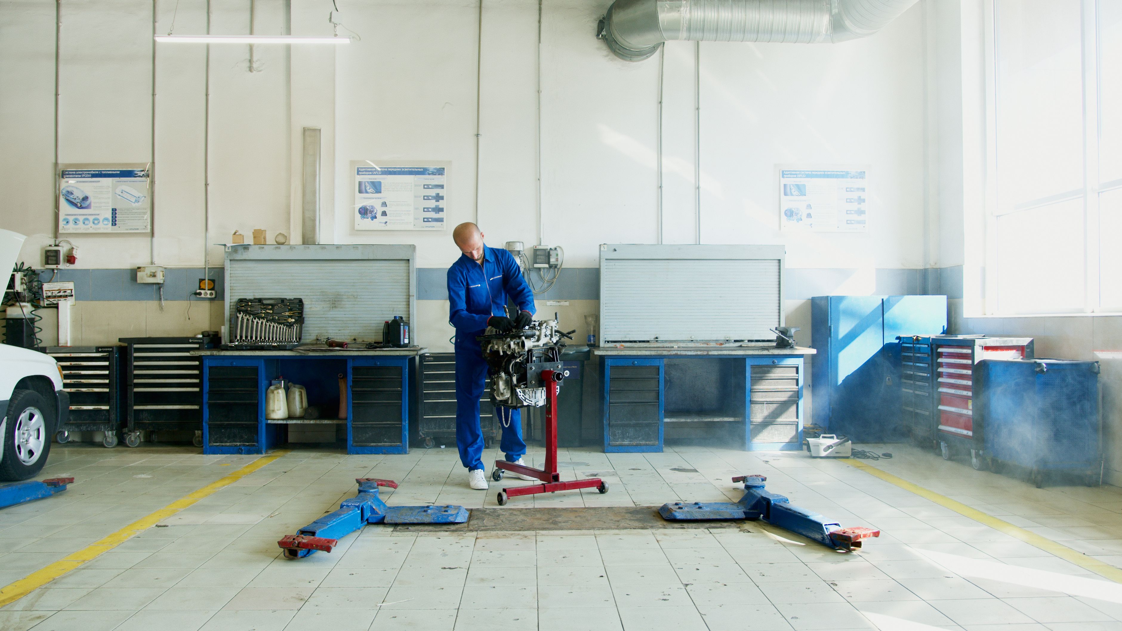 Meister der Kfz-Technik M&M Ohg bei der Arbeit an einem Fahrzeug in der Werkstatt in Langenfeld
